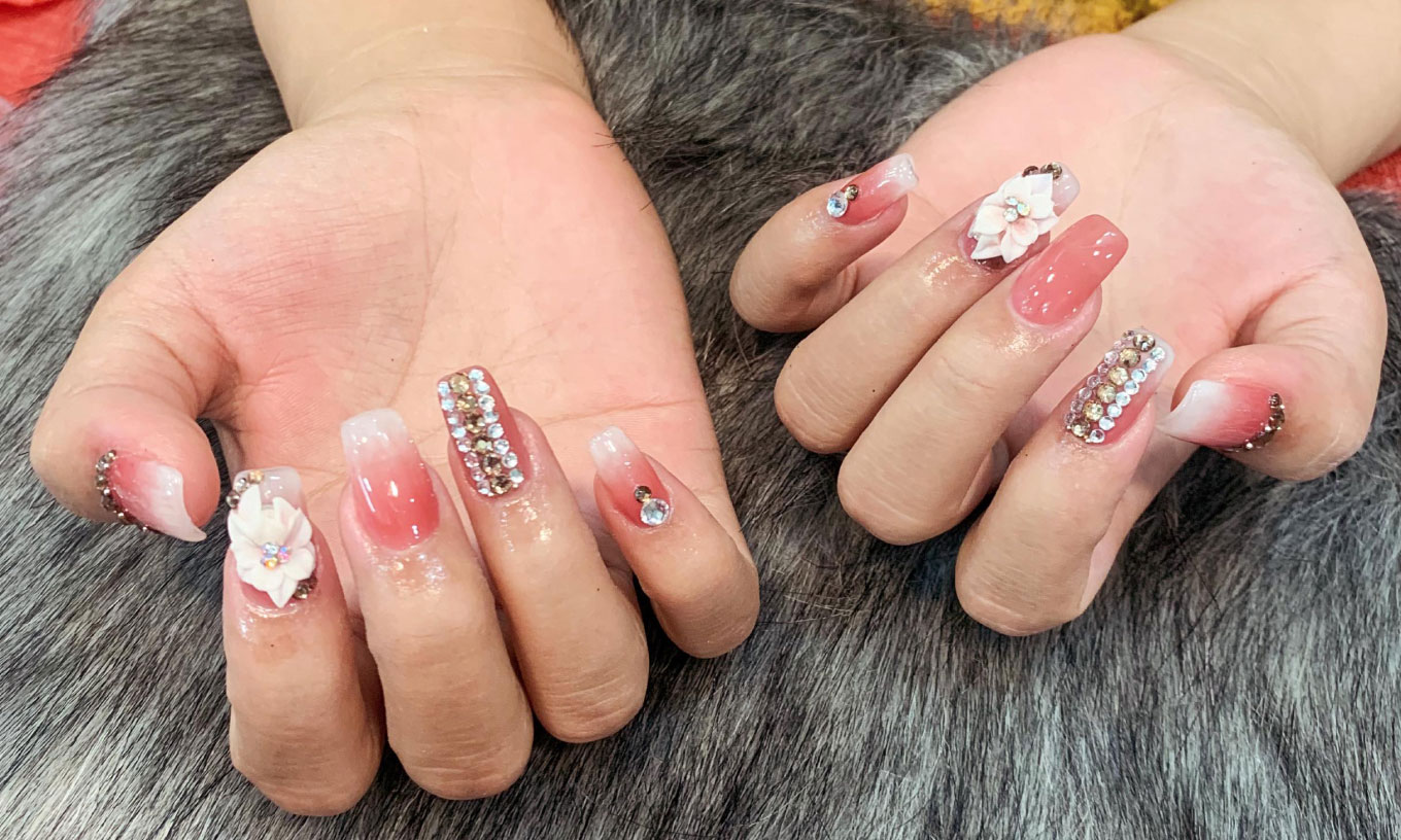 Nail Hoa Lấp Lánh Cho Cô Dâu Mùa Xuân