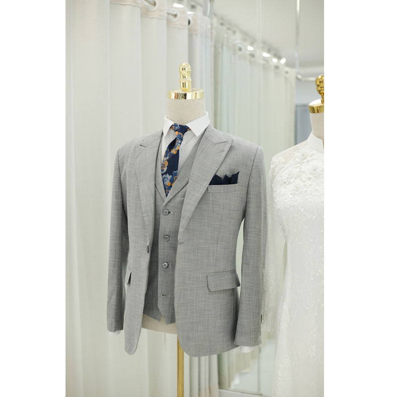 Cho thuê vest: Vest xám phối gile xám dành cho chú rể có khuôn mặt hơi đầm.  
Phù hợp trong Lễ Gia Tiên và Lễ Nhà Hàng.
