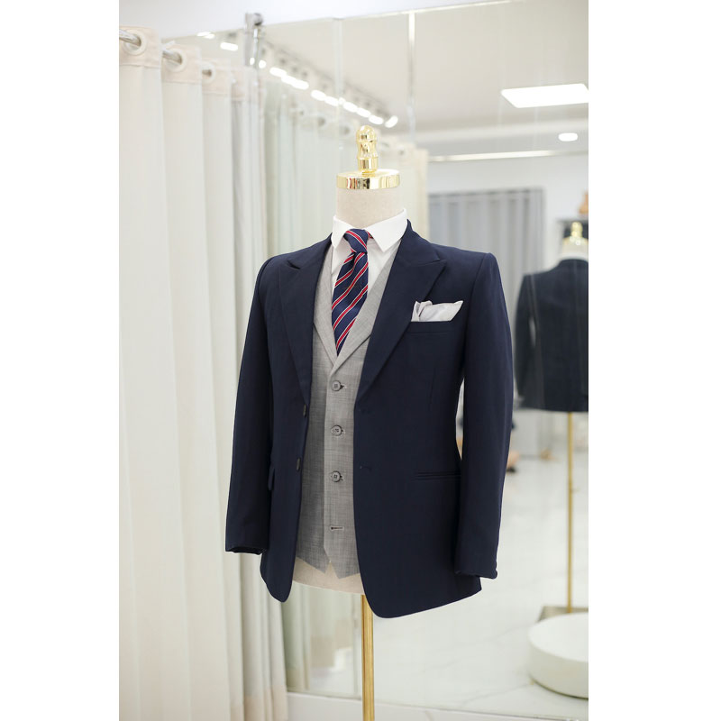Cho thuê vest: Vest xanh đen phối gile xám dành cho chú rể có khuôn mặt hơi đầm.  
Phù hợp trong Lễ Gia Tiên và Lễ Nhà Hàng.
